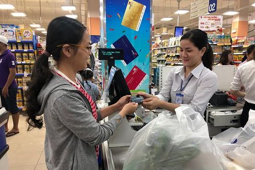 Chuyển biến tích cực từ việc thanh toán không dùng tiền mặt