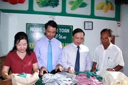 Gắn biển điểm bán hàng không sử dụng túi ni lông