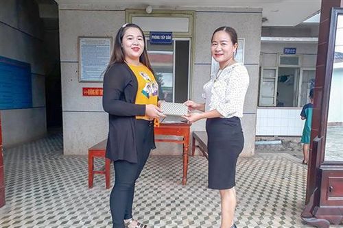 Cô giáo Trần Thị Nhân trả lại hơn 16 triệu đồng cho người đánh rơi
