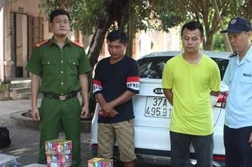 Mang gần 1 tạ pháo đi tiêu thụ thì bị bắt