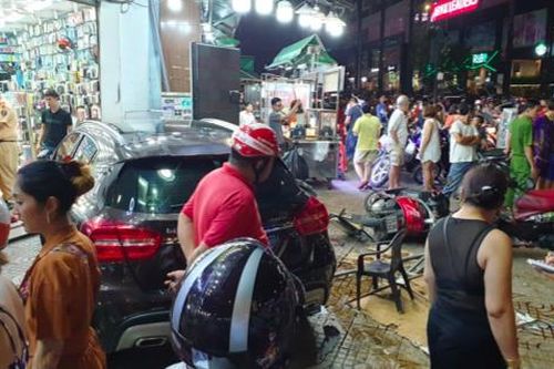 Nhân chứng kể phút nữ tài xế lái ô tô Mercedes đâm hàng loạt xe máy, 6 người bị thương ở TP.HCM