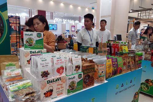 Cấp bách xây dựng thương hiệu Việt