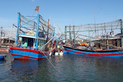 Trục vớt thành công tàu câu mực bị chìm gần cửa biển Cửa Đại