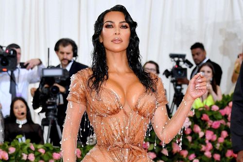 Kim Kardashian bị lõm lưng và bụng vì mặc váy áo siết chặt cơ thể