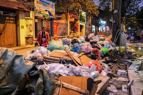 Nhìn rác ngập phố Hà Nội, hãy học cách sống không rác thải như sách