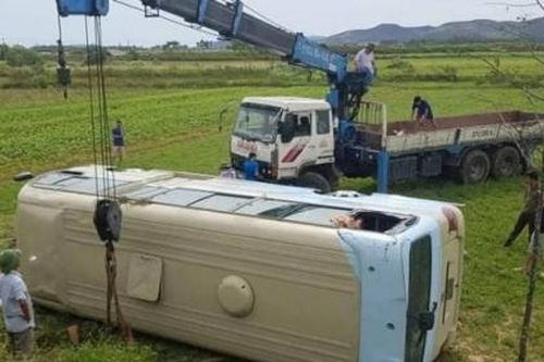 Nghệ An: Xe chở công nhân lao xuống ruộng, 21 người bị thương
