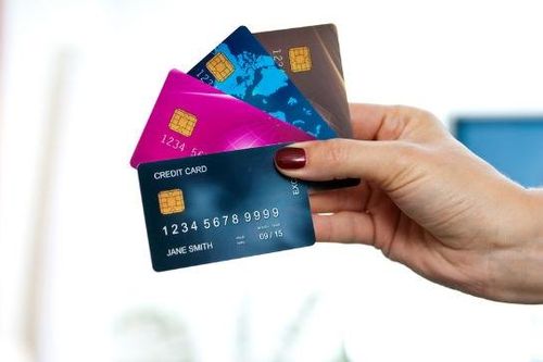 Tăng cường phát hành thẻ tín dụng dễ đẩy rủi ro đến người tiêu dùng