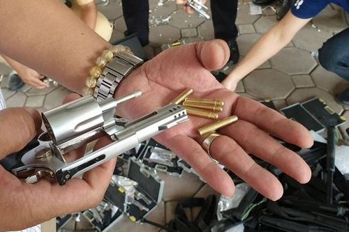 Hà Nội: Phát hiện một phụ nữ vận chuyển súng tự chế, công cụ hỗ trợ