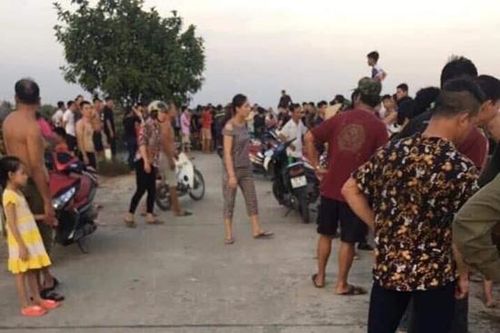 Ra bờ sông chơi, 3 cháu nhỏ đuối nước thương tâm