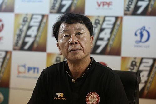 Hà Nội chiếm ngôi đầu, bầu Đức bị phản pháo