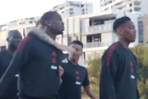 Pogba 'gây hấn' với Lingard ngay ngày đầu du đấu của M.U