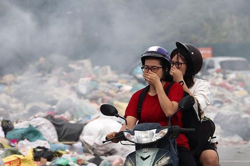 'Núi rác' dài hàng trăm mét bốc mùi hôi thối tại đường Tân Triều (Hà Nội)