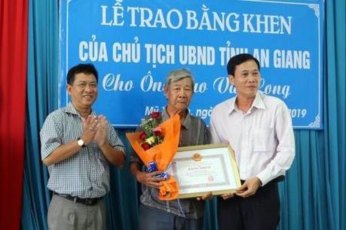 Tấm gương ông lão vá đường ở An Giang