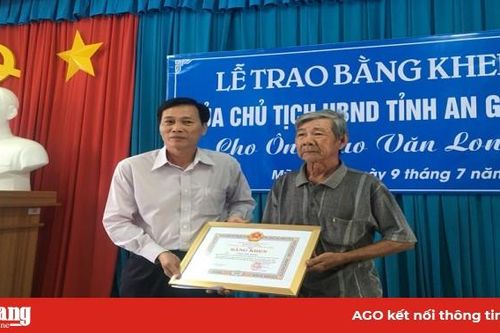 Trao bằng khen của Chủ tịch UBND tỉnh cho 'ông lão vá đường'