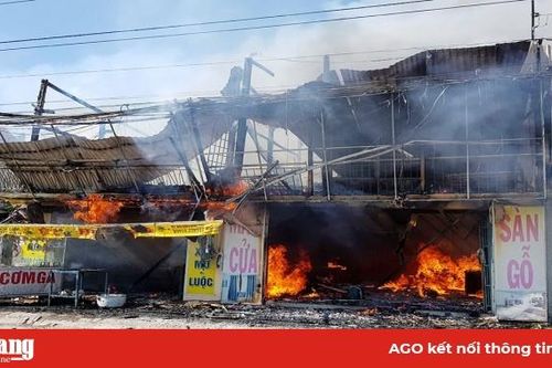 Cháy lớn cơ sở sàn gỗ ở TP. Long Xuyên, thiệt hại hàng tỷ đồng