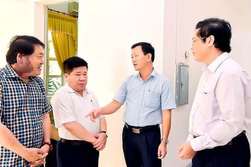 Thảo luận những giải pháp phát triển kinh tế-xã hội