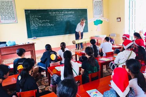 Thêm 32 hộ đồng bào Dao đỏ được đào tạo nghề thú y