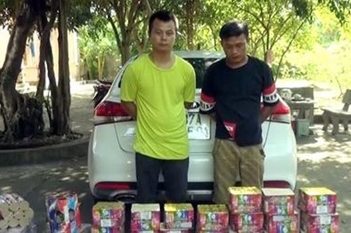 Vận chuyển gần 100 kg pháo 'phục vụ' đám cưới