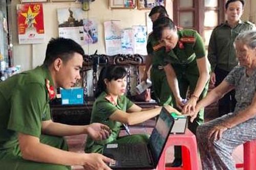 Công an huyện Thiệu Hóa lưu động cấp căn cước công dân cho người nghèo
