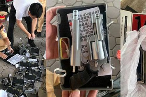 Người phụ nữ chở cả 'kho' hung khí, súng và đạn trên xe máy