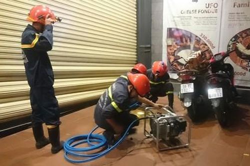 Giải cứu 10 người kẹt trong cửa cuốn ở Sài Gòn