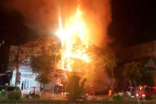 Cửa hàng ảnh viện áo cưới bùng cháy trong đêm, dân đập cửa hô hoán chủ nhà chạy thoát thân