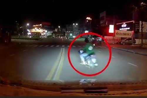 Clip: Thanh niên say xỉn tạt đầu ô tô, bị tài xế cầm gậy đuổi chạy trối chết