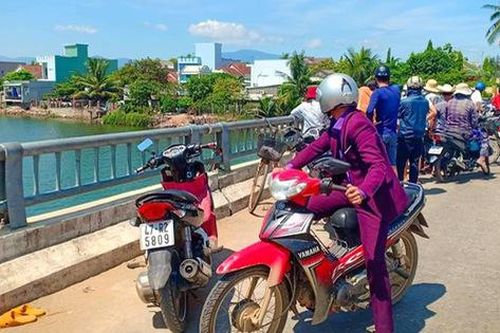 Cụ ông 74 tuổi để lại xe máy rồi nhảy cầu tự tử