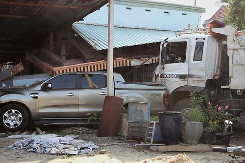 Xe tải tông chết người rồi đâm sập nhà dân