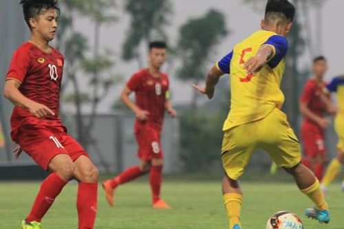 HLV Park ngồi khán đài chỉ đạo, U23 Việt Nam vất vả đánh bại U18 Việt Nam