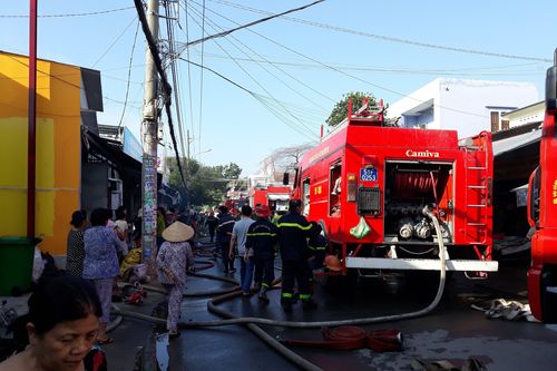 Cháy lớn ở cơ sở kinh doanh gỗ nhiều tài sản bị thiêu rụi