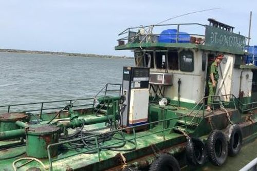Quảng Bình: Bắt giữ tàu sắt sang mạn dầu trái phép trên biển