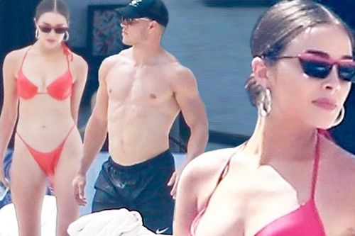 Hoa hậu Olivia Culpo khoe body 'cực phẩm' với bikini bé xíu bên trai lạ
