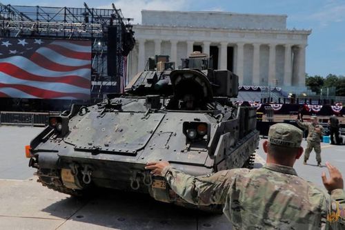 Quân đội Mỹ tốn 1,2 triệu đô cho màn phô diễn khí tài của ông Trump