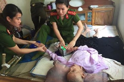 Thanh Hóa: Công an huyện tới tận bệnh viện làm thẻ Căn cước cho dân