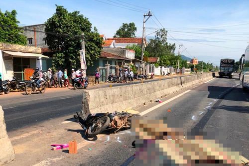 Ông bà tử vong, cháu gái thương nặng sau va chạm xe tải ở Bình Định