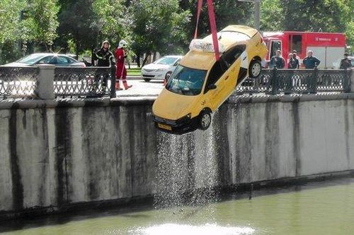 Vào cua mất lái, taxi đâm thẳng xuống xuống sông