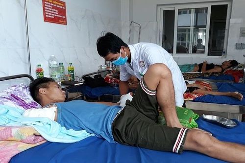 Thanh niên 'mất' cánh tay vì tự trị rắn độc cắn tại nhà