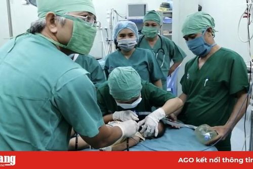 Gắp bóng đèn LED 2 chân nhọn trong dạ dày bé gái 8 tháng tuổi