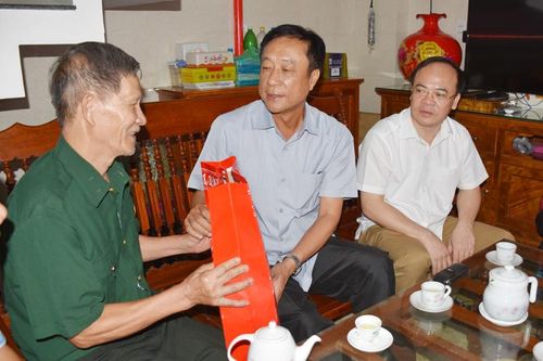 Các đồng chí lãnh đạo tỉnh thăm, tặng quà gia đình chính sách, người có công