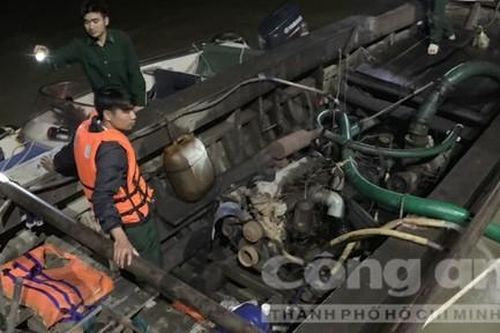 'Cát tặc' nhấn chìm ghe rồi nhảy xuống sông khi bị phát hiện