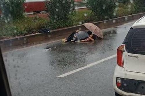 Người chồng ngồi ôm thi thể vợ khóc ngất trên cao tốc