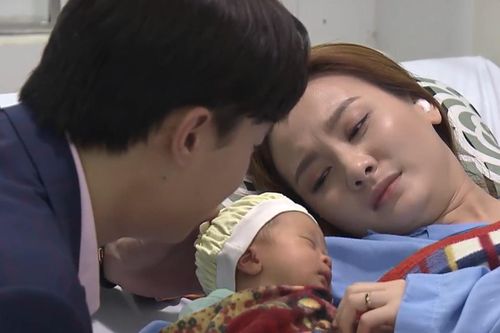 'Về nhà đi con' tập 62 gây xúc động vì cảnh Vũ quay về bên Thư