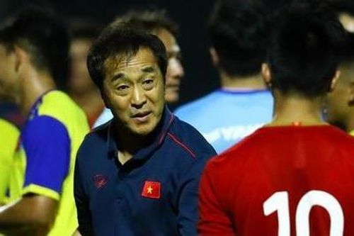 Trợ lý Lee Young-jin chấn chỉnh Martin Lo ngay sau chiến thắng