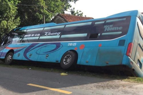 Xe khách tông người đi xe máy rồi lật nghiêng bên quốc lộ