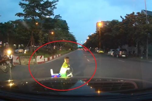 Em bé lái xe đạp đồ chơi băng qua đường, suýt gặp nguy hiểm