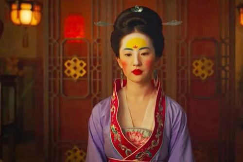 Logo Huawei xuất hiện trán Hoa Mộc Lan trong trailer mới của Disney?
