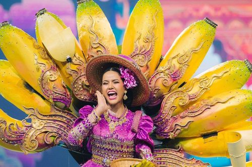 Thí sinh hoa hậu gây cười với trang phục hình con cua, chuối và củ tỏi