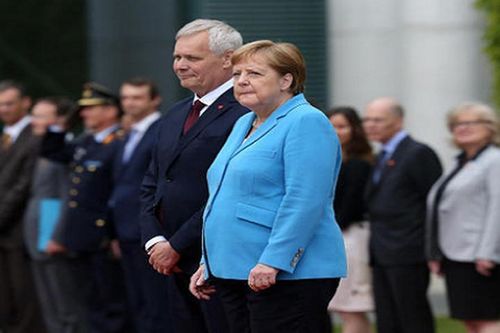 Ba lần run rẩy của Thủ tướng Merkel khiến Châu Âu lo ngại