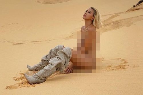 Mặc bikini mang boot cao chạy trên sa mạc, Quỳnh Anh Shyn khiến dân tình 'tá hỏa'